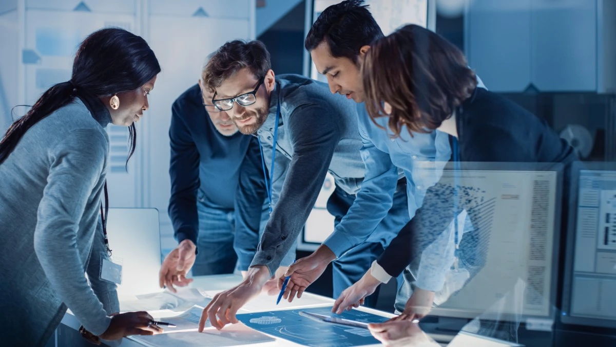 Equipo profesional evaluando estrategia tecnológica en oficina